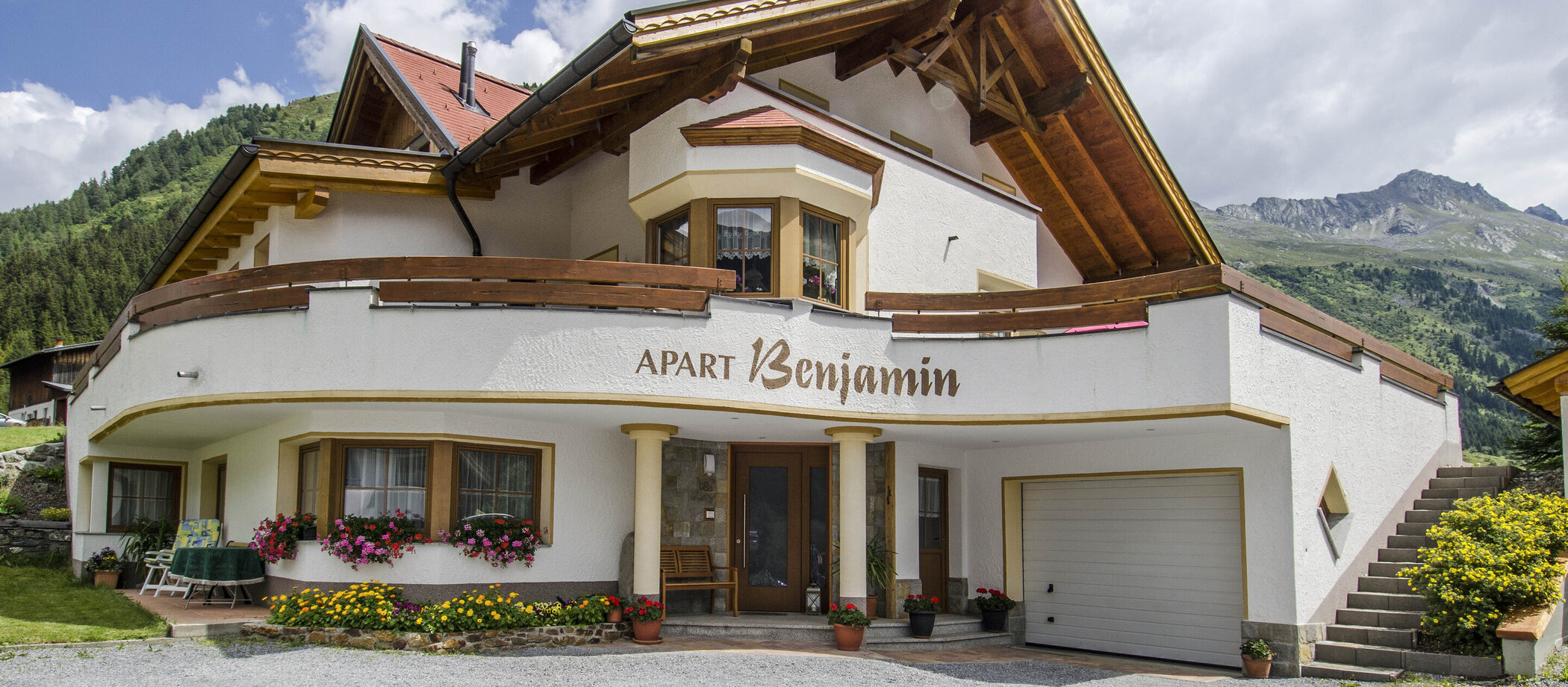 Hausansicht Apart Benjamin im Sommer