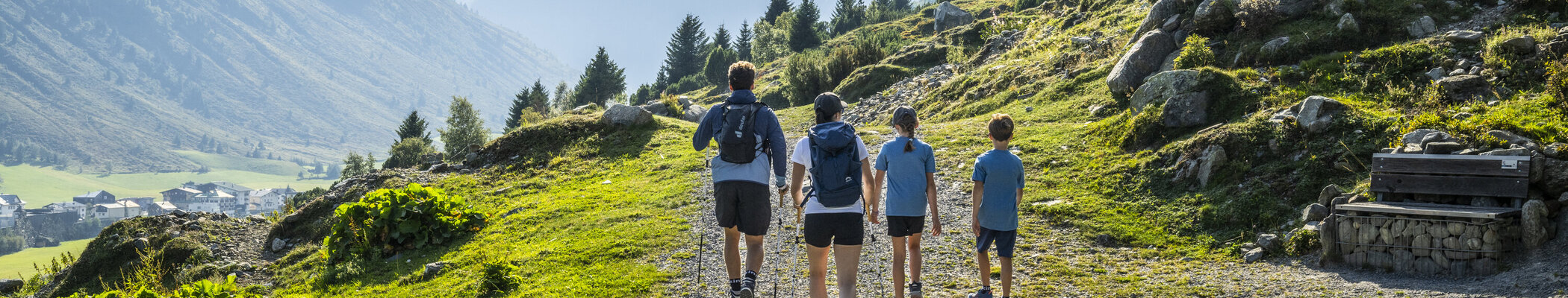 Familie wandert in Galtür